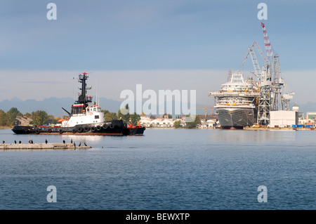 Ein Schiff im Bau in der Werft von Monfalcone, Italien Stockfoto