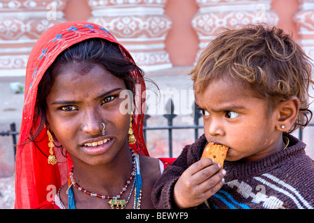 Leben auf der Straße in Jaipur und der Hawa Mahal, Rajasthan, Indien. Stockfoto