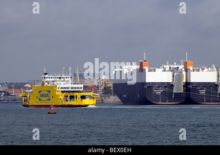 IKEA gemalt Fähre Red Funnel Gesellschaft im Gange auf Southampton Water südlichen England UK Stockfoto