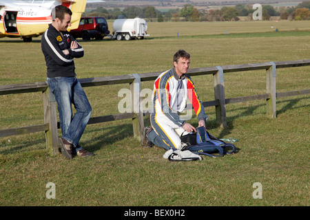 Fallschirmspringer packen ihre Fallschirme vor einem Sprung Stockfoto