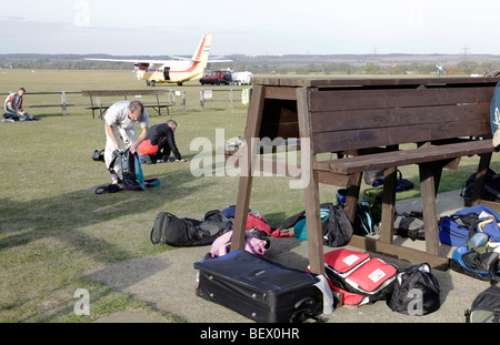 Fallschirmspringer packen ihre Fallschirme vor einem Sprung Stockfoto