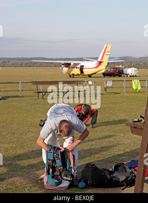 Fallschirmspringer packen ihre Fallschirme vor einem Sprung Stockfoto