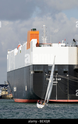 Segeln am Southampton Water England Südengland einer Rennyacht von Autotransporter Tokyo Auto Schatten gestellt Stockfoto