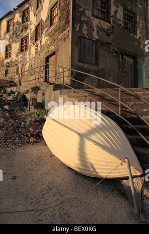 einzelne Fischerboot bei der Port von Paul Do Mar, Insel Madeira, Portugal, Europa. Foto: Willy Matheisl Stockfoto