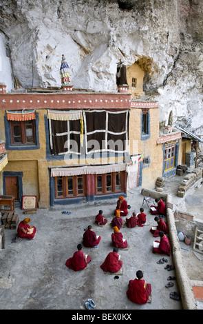 Novizen zu studieren. Phuktal Kloster. Zanskar. Indien Stockfoto