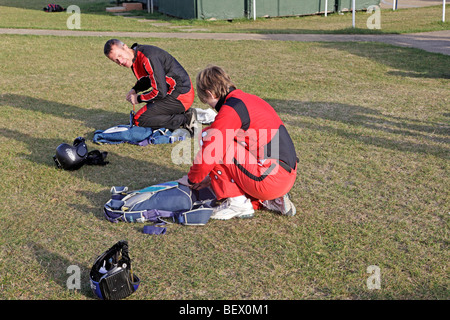 Fallschirmspringer packen ihre Fallschirme vor einem Sprung Stockfoto