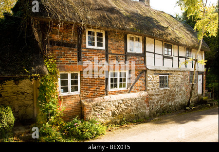 Typische Fachwerk englische-Reetdachhaus in Ogbourne St.Andrew ein ländliches Dorf in Wiltshire, England, UK Stockfoto