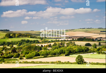 Eine typische englische Landschaft Blick über wogenden Feldern, tiefen und Ackerland in Wiltshire, England, UK Stockfoto