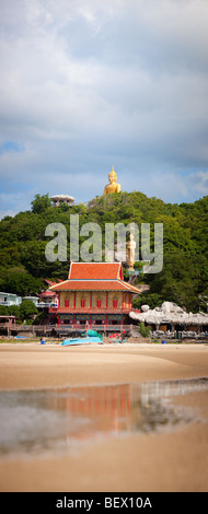 Vertikales Panorama der wunderschönen Tempelanlage und Strand in Khao Tao in der Nähe von Hua Hin, Thailand Stockfoto