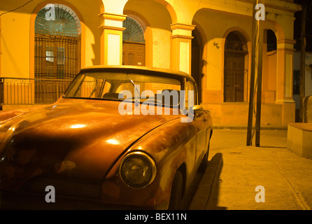 NightShot eines alten Autos geparkt in den Straßen von Santiago De Cuba Stockfoto