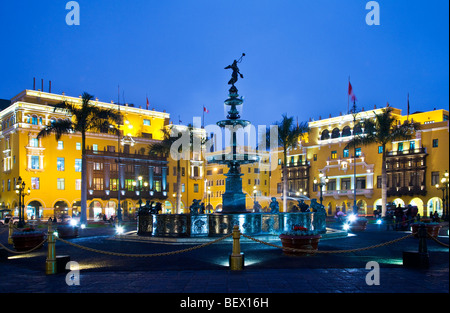 Bronze Brunnen, Rathaus und Union Club Plaza Mayor, ehemals Plaza de Armas im Zentrum von Lima, Hauptstadt von Peru Stockfoto