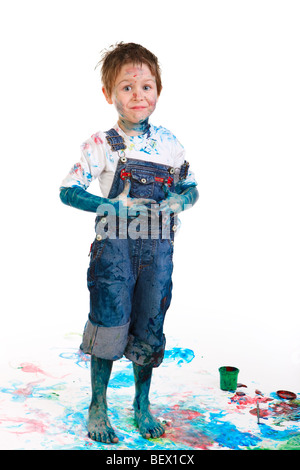 Lustiges Foto von niedlichen 5 Jahre alter Junge Malerei auf weißem Hintergrund Stockfoto