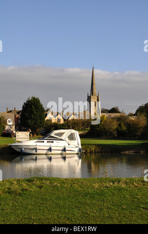 Themse und St.-Lorenz-Kirche, Lechlade, Gloucestershire, England, UK Stockfoto