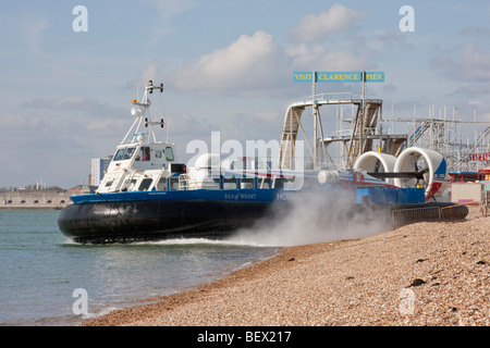 Hovercraft verlässt Southsea für die Isle Of Wight, England UK. Stockfoto