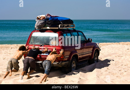 Mauretanien, Nouakchott, Sand durchschieben. Stockfoto