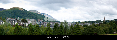 Blick über Keswick in Cumbria mit Hügeln des Seenlandes im Hintergrund Stockfoto