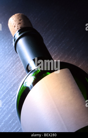 Flasche Wein auf einem Holztisch. Close-up-Szene. Konzentrieren Sie sich auf ein Etikett. Stockfoto