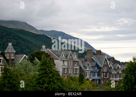 Blick über Keswick in Cumbria mit Hügeln des Seenlandes im Hintergrund Stockfoto