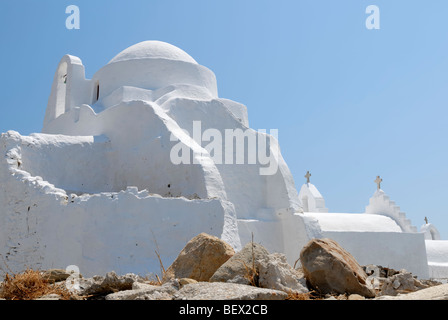 Die berühmteste Kirche Panagia Paraportiani ist ein kompakter Komplex von vier kleinen Kapellen (Agios Sozon, Agioi Anargyri, Agia... Stockfoto