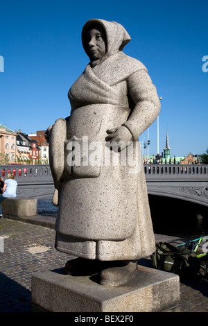 Fischgeschäft Frau Statue am Kanal-Seite in der Nähe von Højbro Plads Stockfoto