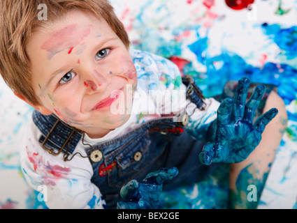 Lustiges Foto von niedlichen 5 Jahre alter Junge Malerei auf weißem Hintergrund Stockfoto