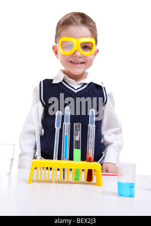 Junge Chemie-Experimente mit verschiedenen Flüssigkeiten durchführen. Flüssigkeiten im Mittelpunkt. Stockfoto