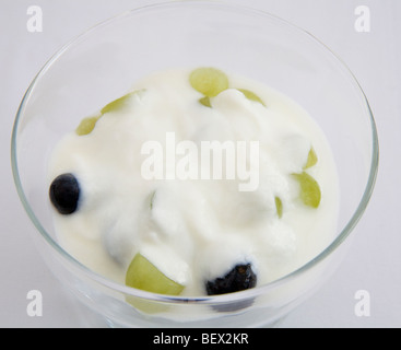 Studio hautnah Glasschale mit einem Dessert grüne Trauben Heidelbeeren und Joghurt Stockfoto