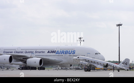 Airbus A380 Und Douglas DC-2 Stockfoto