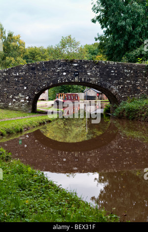 Alte Steinbrücke 134 auf die Monmouth und Brecon Canal House Mitte Wales Frühherbst mit perfekten noch Reflexion genommen Stockfoto