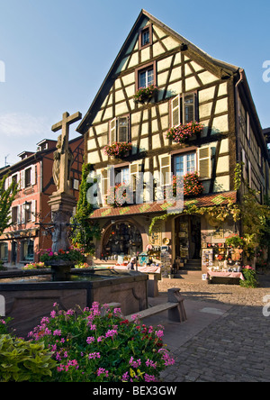 Renommierten Töpferei im typischen traditionellen Alsace halbe floral Fachwerkhaus in Kaysersberg Elsass Frankreich Stockfoto