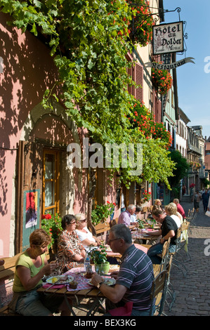 Riquewihr Elsass Besucher Touristen genießen Mittagessen und Getränke im Freien auf der Terrasse des Hotel du Dolder Riquewihr Elsass Frankreich Stockfoto