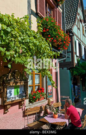 Riquewihr Elsass Besucher Touristen genießen Mittagessen und Getränke im Freien auf der Terrasse des Hotel au Dolder Riquewihr Elsass Frankreich Stockfoto