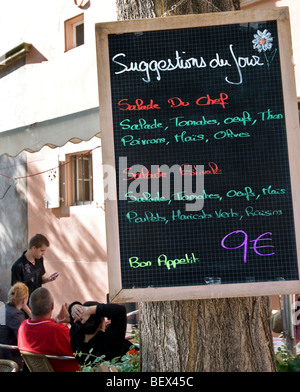 Einfache preiswerte Menü Board Kellner die Bestellung mit Kunden in alfresco Colmar Restaurant Elsass Frankreich Stockfoto