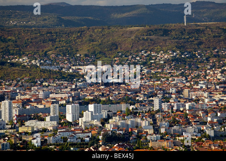 Am Anfang des Herbstes, eine Luftaufnahme von Clermont-Ferrand (Frankreich). Vue Aérienne De La Ville de Clermont-Ferrand (Frankreich). Stockfoto