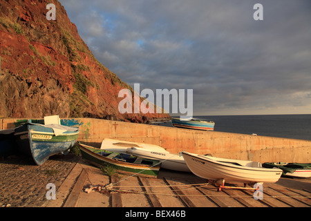 Angelboote/Fischerboote im Hafen von Paul Do Mar, Insel Madeira, Portugal, Europe.Photo von Willy Matheisl Stockfoto