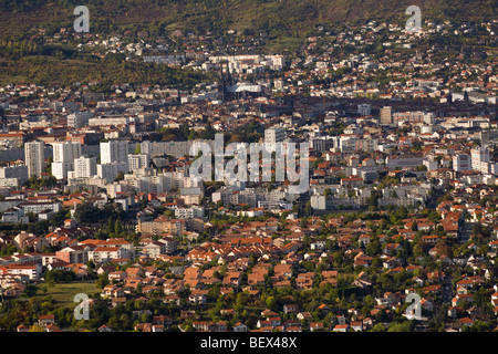 Am Anfang des Herbstes, eine Luftaufnahme von Clermont-Ferrand (Frankreich). Vue Aérienne De La Ville de Clermont-Ferrand (Frankreich). Stockfoto