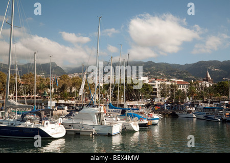 Ein Blick auf die Boote im Yachthafen, Funchal, Madeira Stockfoto