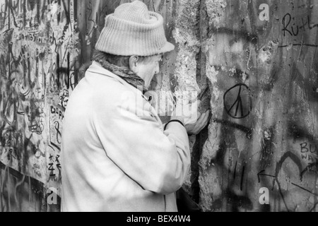 Mann Meißeln der Berliner Mauer, November 1989 Stockfoto