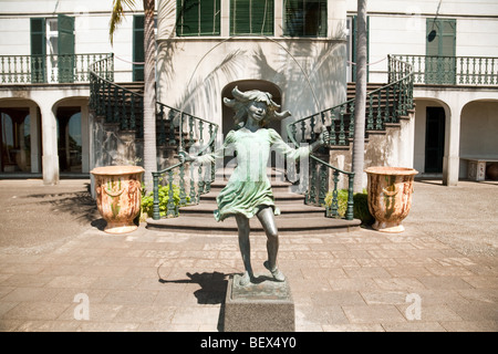 Die Statue eines hüpfenden Mädchens von James Butler, in Monte Palace Gärten, Monte, Funchal, Madeira Stockfoto