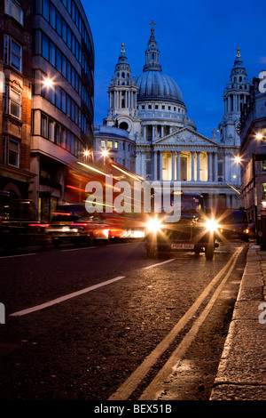 St. Pauls Cathedral - Verkehr Wege während der blauen Stunde Stockfoto