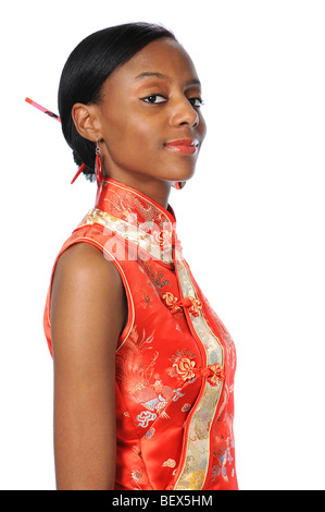 Young African American Frau gekleidet in Geisha Kleid lächelnd Stockfoto