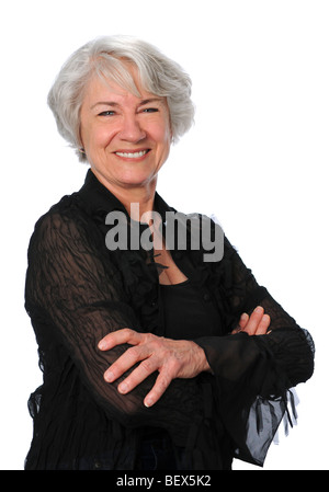 Porträt der selbstbewusste ältere Frau mit verschränkten Armen Stockfoto