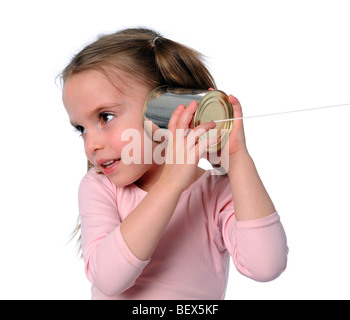 Junges Mädchen hören Blechdose Telefon isoliert auf weiß Stockfoto