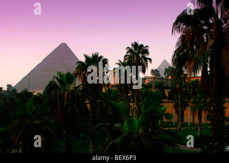 Die Pyramiden von Gizeh aus das Mena House Hotel, Giza, Ägypten Stockfoto