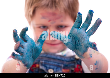 Lustiges Foto von niedlichen 5 Jahre alter Junge Malerei auf weißem Hintergrund Stockfoto