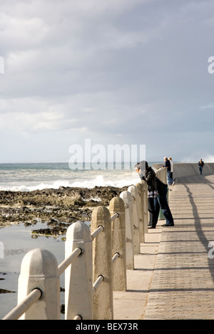 Menschen, die das Meer zu beobachten Stockfoto