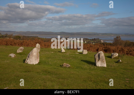 Birkrigg Stone Circle in der Nähe von Ulverston in Cumbria mit einer Dorf und als Sand hinter und Flookburgh in der Ferne Stockfoto