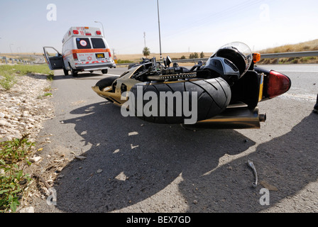 Israel, liegt ein Motorrad auf der Straße nach einer Kollision Verkehr Krankenwagen im Hintergrund Stockfoto