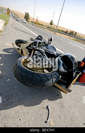 Israel, liegt ein Motorrad auf der Straße nach einer Kollision Verkehr Stockfoto