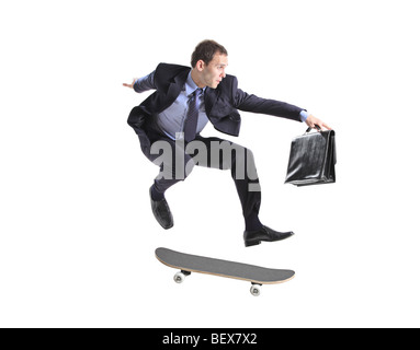 Ein Geschäftsmann mit Skateboard springen auf einem weißen Hintergrund isoliert Stockfoto